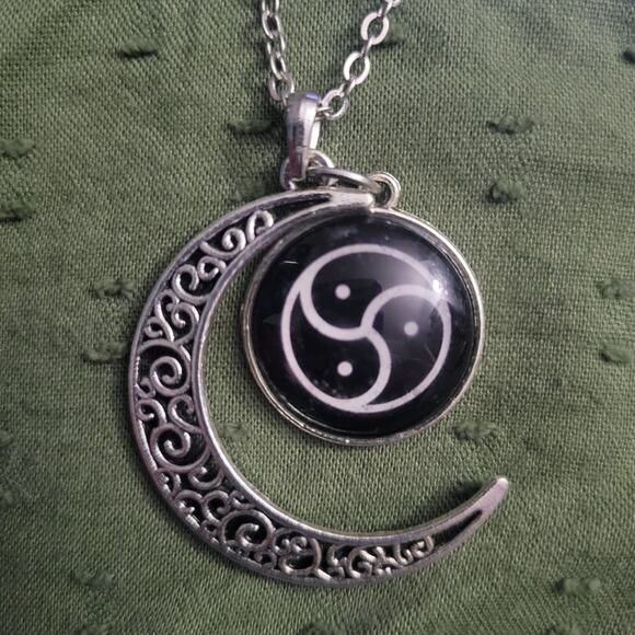 Crescent moon triskelion pendant necklace silver black & white pagan bdsm charm - Picture 1 of 4